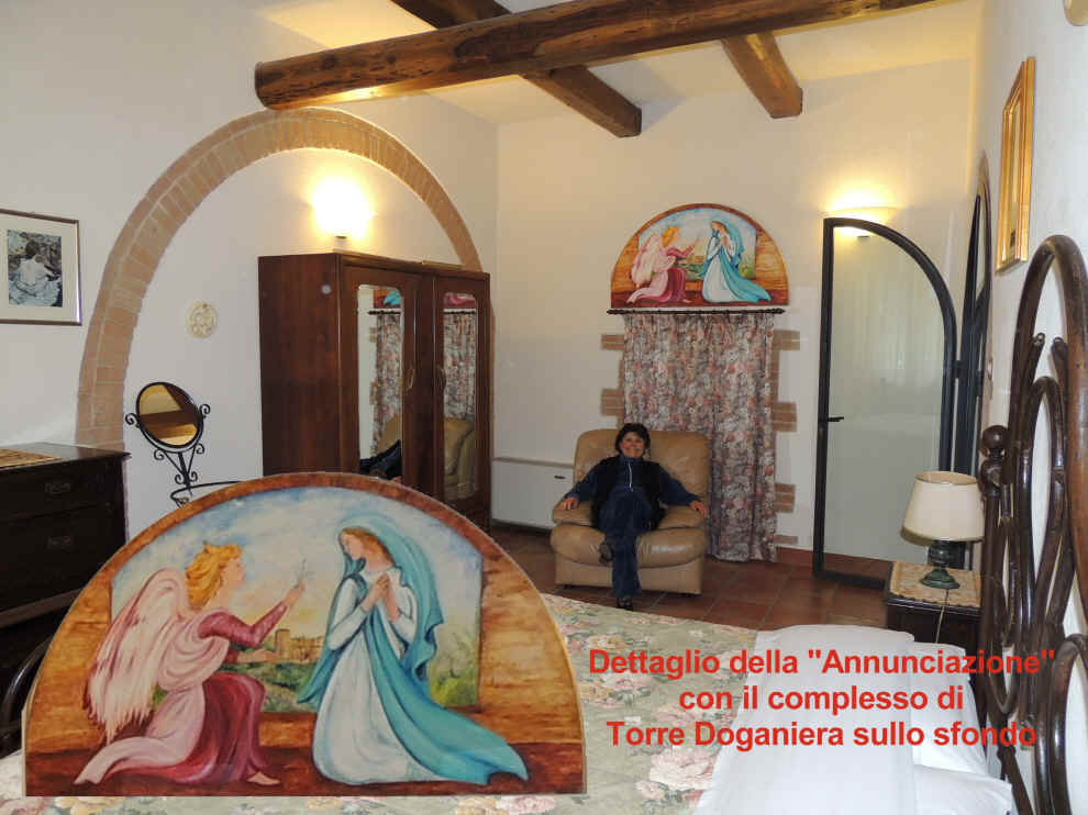 Dettaglio della 'Annunciazione' con il complesso agrituristico di Torre Doganiera riprodotto sullo sfondo