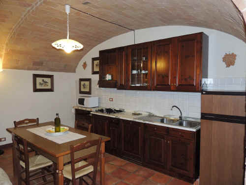 vista angolo cottura con elettrodomestici