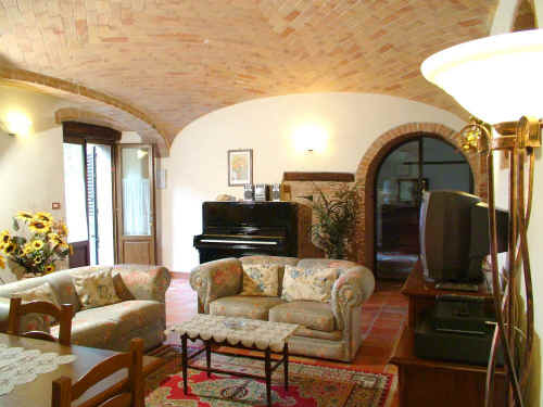 Ingresso dell'appartamento con il pianoforte d'epoca sullo sfondo