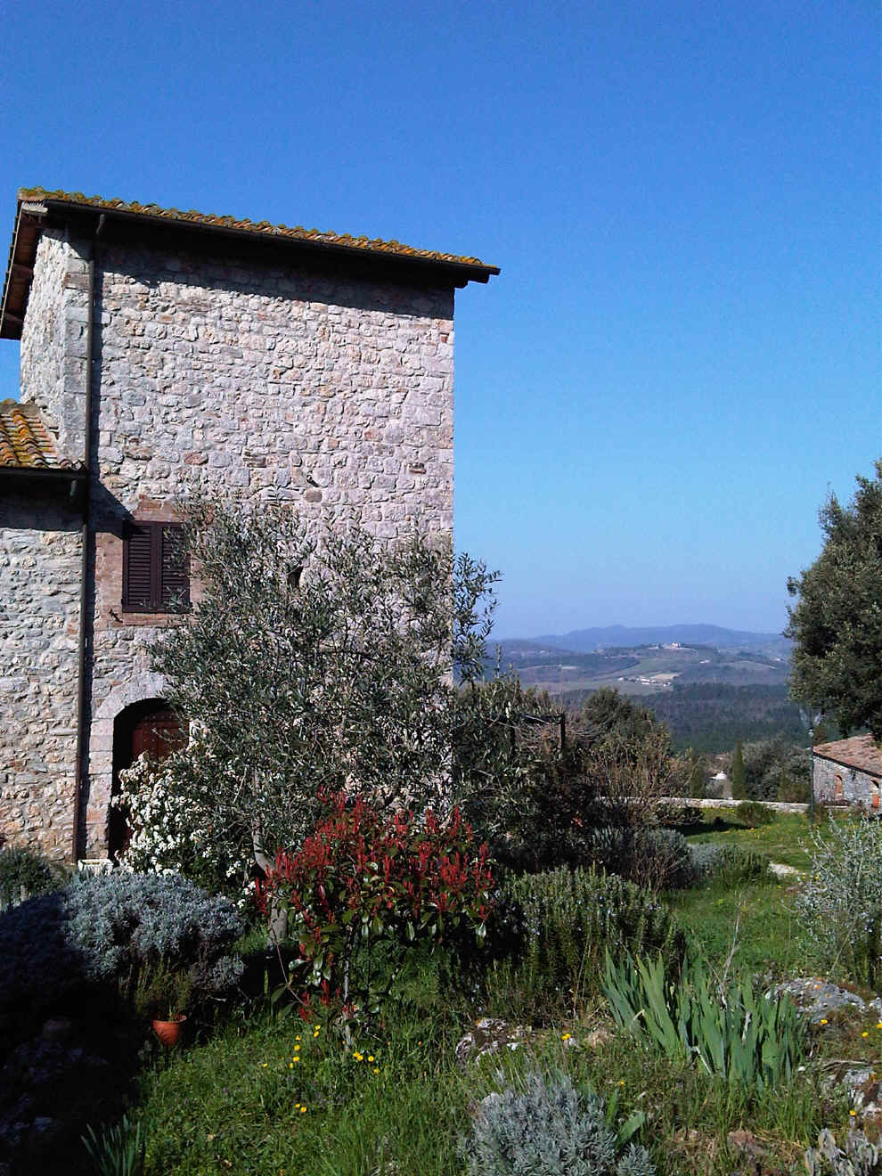 vista d'insieme (lato monte) dell'appartamento Torre con panorama sullo sfondo
