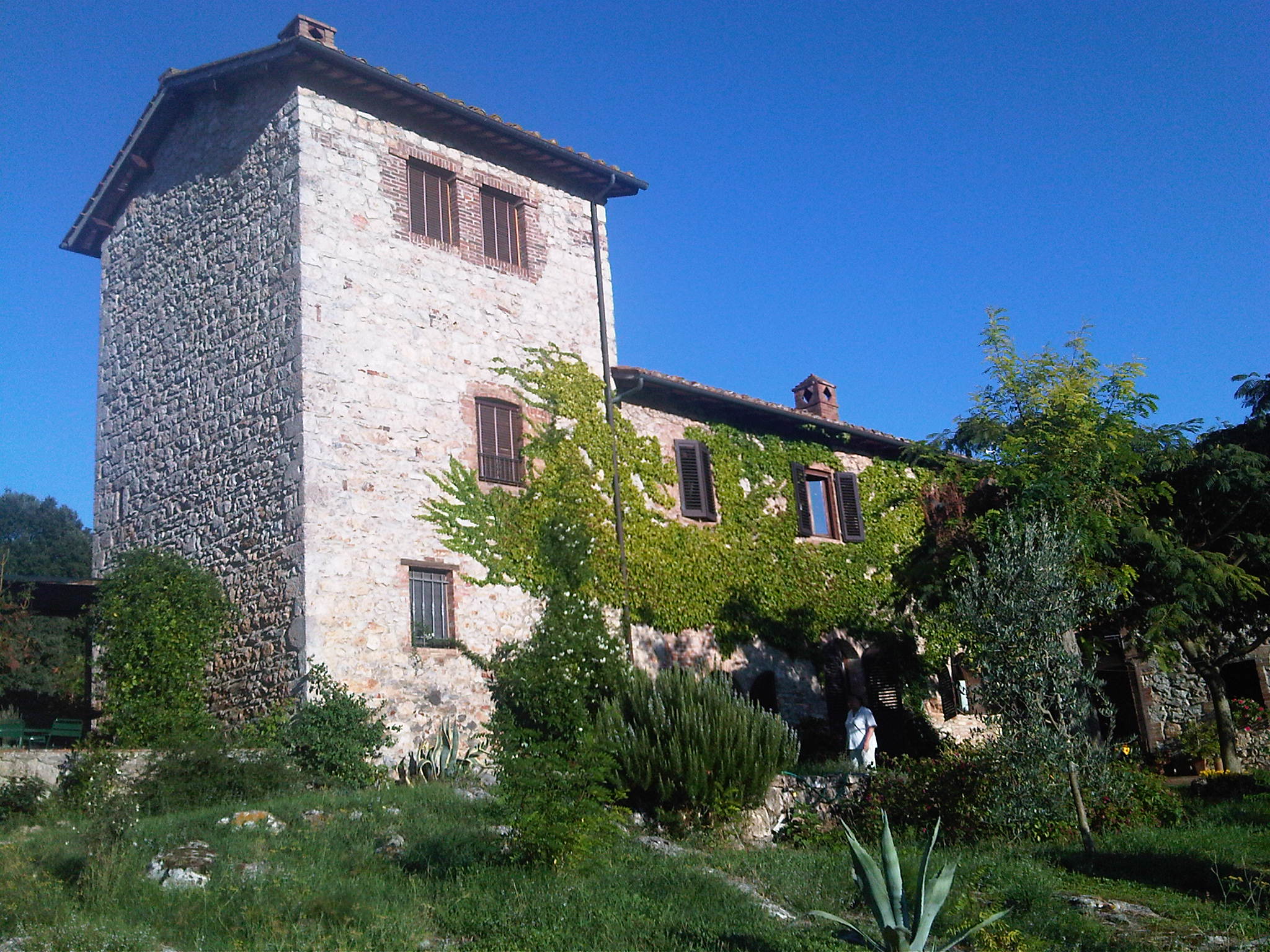 la Torre e altre parti del complesso riprese dalla antica aia