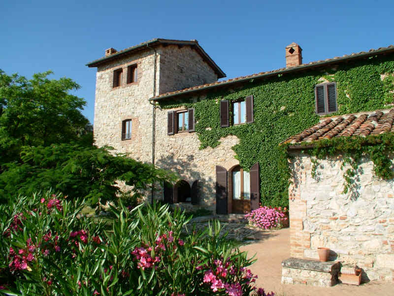 un bello scorcio dell'ingresso dell'appartamento Ulivi e dei piani II e III dell'appartamento Torre