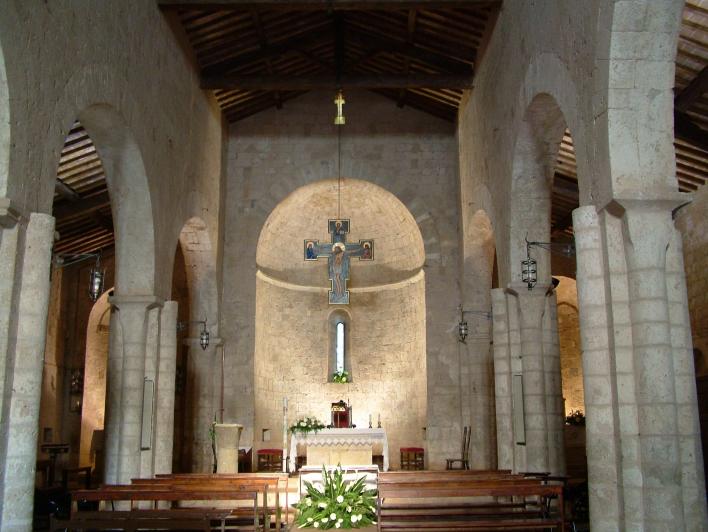 Interno della Pieve Romanica di San Giovanni Battista a Pievescola