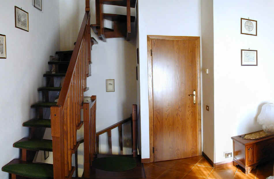 scala interna dell'appartamento torre e porta del bagno