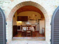 finestra ad arco della cucina dove si vede l'interno arredato