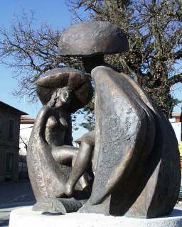 Monumento al 'Fungo Innamorato' , opera di Maria Pia Scarciglia